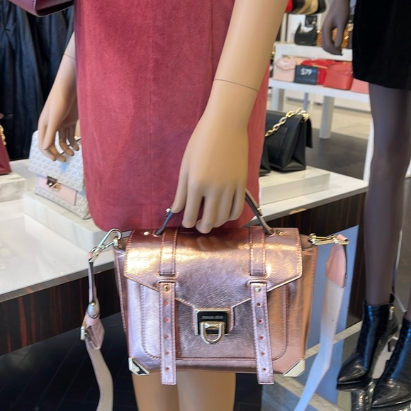 MICHAEL KORS
Manhattan Medium TH SCHOOL Crackled Metallic Leather SATCHEL
NWT - Picture 7 of 16